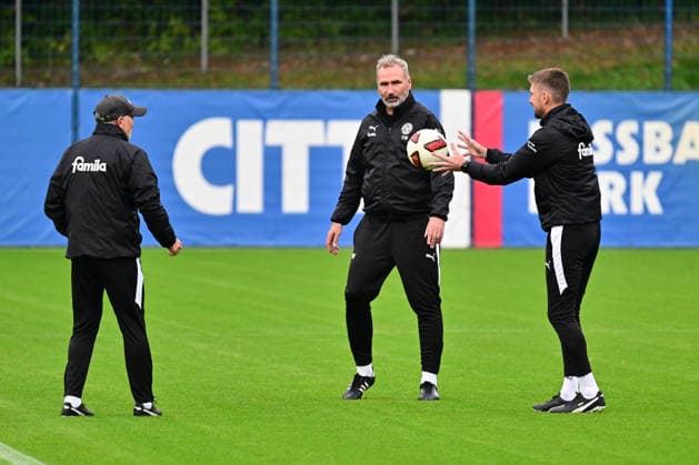 October 6, 2026, Soccer, Men s, 2nd Division Bundesliga, 2026–2027 Season, Holstein Kiel Training, KSV Coach Tim Walter with his assistant coaches Dirk Bremser (left) and Julian Hübner (right) in Kiel, near Holstein Stadium Projensdorf, Training Center, Northern Schleswig-Holstein, Germany