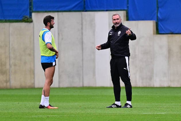 October 6, 2026, Soccer, Men s, 2nd Division Bundesliga, 2026–2027 Season, Holstein Kiel Training: KSV’s Giorgi Kvilitaia gets a stern talking-to from Coach Tim Walter in Kiel, near Holstein Stadium Projensdorf, Training Center, Northern Schleswig-Holstein, Germany
