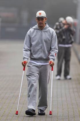 Thijs Dallinga (1. FC Koeln, 27) on crutches during training session of 1.FC Koeln on 6th of October in 2026 at Geissbockheim in Cologne, Germany. NRW Germany Copyright: xBEAUTIFULxSPORTS JulianxMeuselx