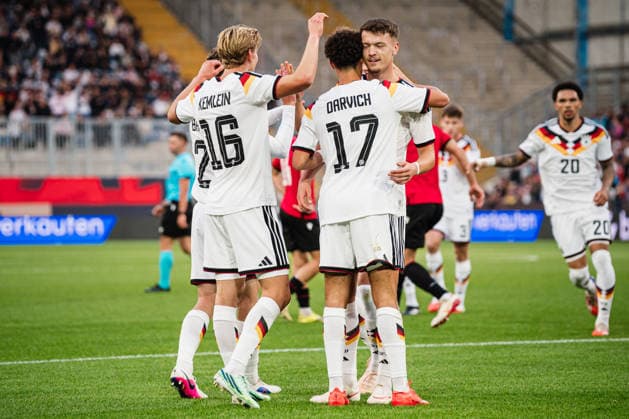 U-21 European Championship Qualifier: Germany vs. Georgia, October 6, 2026 – GOAL, CELEBRATION after Noah Darvich (Germany, 17) scores the 1-0 goal, pictured here with Aljoscha Kemlein (Germany, 16) and Dženan Pejcinovic, Germany, 11 Soccer, U-21 European Championship Qualifiers, Matchday 10: Germany vs. Georgia on October 6, 2026, Bielefeld DFB REGULATIONS PROHIBIT ANY USE OF PHOTOGRAPHS AS IMAGE SEQUENCES AND OR QUASI-VIDEO Copyright: xBEAUTIFULxSPORTS Tonhäuserx