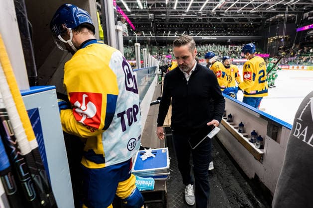 October 6, 2026: Head coach Josh Holden of Davos during the CHL game between Rögle and Davos on October 6, 2026 in Ängelholm. Photo by Niclas Jönsson, BILDBYRAN COP 273 NO0449 ice hockey CHL Champions Hockey League Rögle Davos Rögle BBENG ice hockey CHL Champions Hockey League Rögle Davos Rögle BBENG  Copyright: NICLASxJÖNSSON BB261006NO025