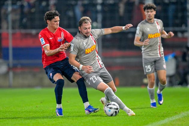 From left: Constantin Strunz (Unterhaching), 38; Lucas Hermes (Regensburg), 27; in a one-on-one battle, duel, tackle, dynamic play, action, October 6, 2026, Unterhaching, Germany, soccer, BFV Association Cup, quarterfinals, SpVgg Unterhaching vs. SSV Jahn Regensburg xslx