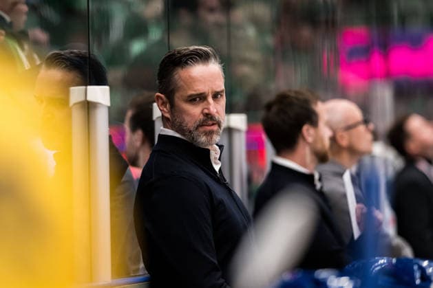 October 6, 2026: Head coach Josh Holden of Davos during the CHL game between Rögle and Davos on October 6, 2026 in Ängelholm. Photo by Niclas Jönsson, BILDBYRAN COP 273 NO0449 ice hockey CHL Champions Hockey League Rögle Davos Rögle BBENG ice hockey CHL Champions Hockey League Rögle Davos Rögle BBENG  Copyright: NICLASxJÖNSSON BB261006NO027