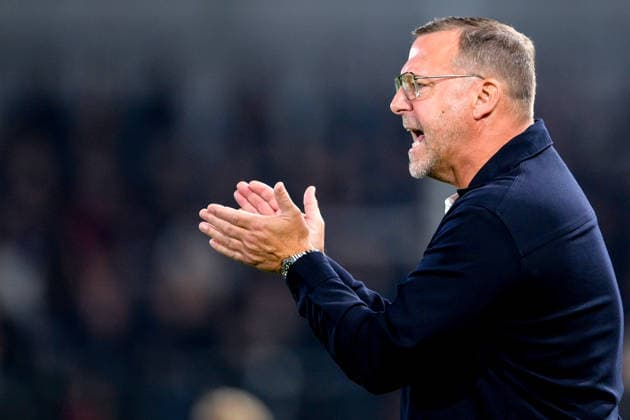 Coach Sascha Hildmann, head coach of Regensburg, gives instructions, gesticulates with his arms, single frame, action, October 6, 2026, Unterhaching, Germany, soccer, BFV Association Cup, quarterfinals, SpVgg Unterhaching vs. SSV Jahn Regensburg xslx