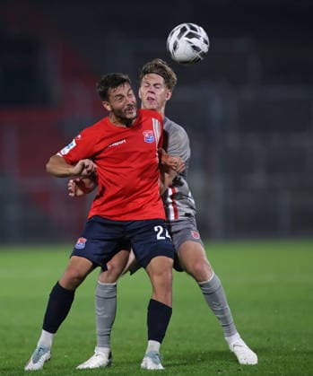 Soccer, Men s, Toto Cup, Quarterfinals, 2026–2027 Season, SpVgg Unterhaching vs. SSV Jahn Regensburg, Sportpark Unterhaching: Moritz Müller (SpVgg Unterhaching, left) and Leopold Wurm (SSV Jahn Regensburg, right) battle for the ball
