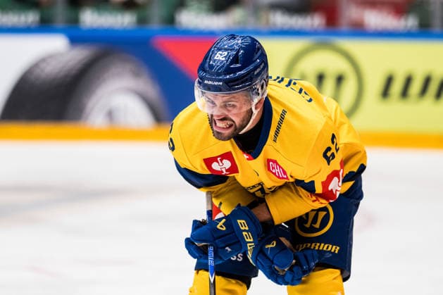 October 6, 2026: Harrison Schreiber of Davos leaves the ice in pain during the CHL game between Rögle and Davos on October 6, 2026 in Ängelholm. Photo by Niclas Jönsson, BILDBYRAN COP 273 NO0449 ice hockey CHL Champions Hockey League Rögle Davos Rögle BBENG ice hockey CHL Champions Hockey League Rögle Davos Rögle BBENG  Copyright: NICLASxJÖNSSON BB261006NO034