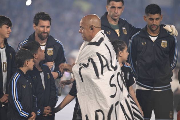BUENOS AIRES, ARGENTINA - OCTOBER 06: Lionel Messi of Argentina stands on the pitch with his children, Thiago, Mateo, and Ciro, and the man with a banner Malvinas son Argentinas. The banner refers to the British Overseas Territory of the Falkland Islands, located off the coast of Argentina. Argentina disputes British sovereignty over the islands and refers to them as Las Malvinas. prior to an International Friendly, Länderspiel, Nationalmannschaft match between Argentina and Benin at the Estadio Monumental on October 06, 2026 in Buenos Aires, Argentina. The match marks Messi s 208th and final international appearance for his country. Photo by SFSI Argentina national team, Nationalteam v Benin Copyright: xSFSIx