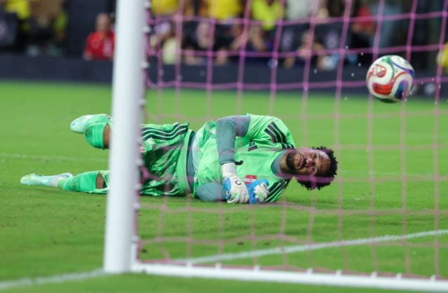 International soccer friendly - Colombia vs. Peru Peru goalkeeper Pedro Gallese in action during the international soccer friendly between Colombia and Peru at Nu Stadium in Miami, Florida, USA, 06 October 2026. MIAMI FLORIDA United States  Copyright: xCRISTOBALxHERRERA-ULASHKEVICHx