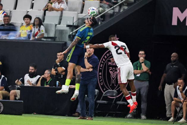 MIAMI, FL - OCTOBER 06: Daniel Munoz 2 of Colombia and Jhonny Vidales 27 of Peru battle for a ball during an International Friendly, Länderspiel, Nationalmannschaft soccer match between Colombia and Peru at NU Stadium on October 06, 2026 in Miami, Florida.(Photo by Chris Arjoon Icon Sportswire) SOCCER: OCT 06 Colombia vs Peru EDITORIAL USE ONLY Icon2610060000002