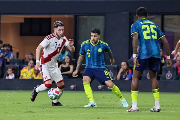 MIAMI, FL - OCTOBER 06: Adrian Ugarriza 7 of Peru and Gustavo Puerta 8 of Colombia battle for a ball during an International Friendly, Länderspiel, Nationalmannschaft soccer match between Colombia and Peru at NU Stadium on October 06, 2026 in Miami, Florida.(Photo by Chris Arjoon Icon Sportswire) SOCCER: OCT 06 Colombia vs Peru EDITORIAL USE ONLY Icon2610060000005