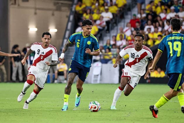 MIAMI, FL - OCTOBER 06: Richard Rios 6 of Colombia, Gianluca Lapadula 9 of Peru and Andre Cariillo 18 of Peru battle for a ball during an International Friendly, Länderspiel, Nationalmannschaft soccer match between Colombia and Peru at NU Stadium on October 06, 2026 in Miami, Florida.(Photo by Chris Arjoon Icon Sportswire) SOCCER: OCT 06 Colombia vs Peru EDITORIAL USE ONLY Icon2610060000011