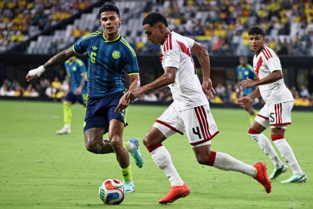 MIAMI, FL - OCTOBER 06: Richard Rios 6 of Colombia and Marcos Lopez 4 of Peru battle for a ball during an International Friendly, Länderspiel, Nationalmannschaft soccer match between Colombia and Peru at NU Stadium on October 06, 2026 in Miami, Florida.(Photo by Chris Arjoon Icon Sportswire) SOCCER: OCT 06 Colombia vs Peru EDITORIAL USE ONLY Icon2610060000015