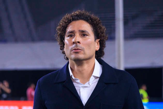 October 6, 2026, Los Angeles, California, USA: Guillermo Ochoa is honored during a ceremony prior to the International Friendly, Länderspiel, Nationalmannschaft match between Mexico and Chile at the Los Angeles Memorial Coliseum on Tuesday October 6, 2026 in Los Angeles, California. ARIANA RUIZ PI Los Angeles USA - ZUMAp124 20261006_zaa_p124_053 Copyright: xArianaxRuizx