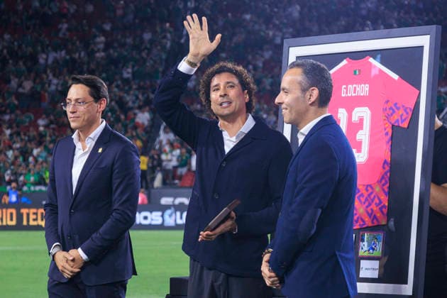 October 6, 2026, Los Angeles, California, USA: Guillermo Ochoa is honored during a ceremony prior to the International Friendly, Länderspiel, Nationalmannschaft match between Mexico and Chile at the Los Angeles Memorial Coliseum on Tuesday October 6, 2026 in Los Angeles, California. ARIANA RUIZ PI Los Angeles USA - ZUMAp124 20261006_zaa_p124_054 Copyright: xArianaxRuizx
