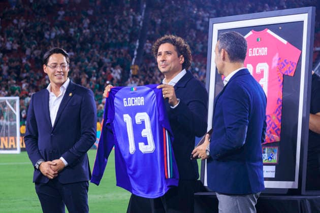 October 6, 2026, Los Angeles, California, USA: Guillermo Ochoa is honored during a ceremony prior to the International Friendly, Länderspiel, Nationalmannschaft match between Mexico and Chile at the Los Angeles Memorial Coliseum on Tuesday October 6, 2026 in Los Angeles, California. ARIANA RUIZ PI Los Angeles USA - ZUMAp124 20261006_zaa_p124_058 Copyright: xArianaxRuizx