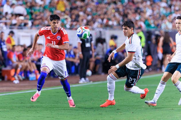 October 6, 2026, Los Angeles, California, USA: Dario Osorio 11 of Chile and Everardo Lopez 27 of Mexico chase after a long pass during an International Friendly, Länderspiel, Nationalmannschaft match at the Los Angeles Memorial Coliseum on Tuesday October 6, 2026 in Los Angeles, California. ARIANA RUIZ PI Los Angeles USA - ZUMAp124 20261006_zaa_p124_076 Copyright: xArianaxRuizx