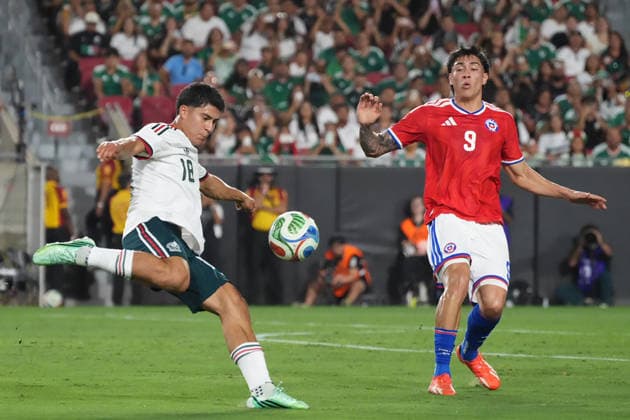 Obed Vargas (L) of Mexico vies for the ball with Maximiliano Gutierrez of Chile during a friendly match between the national teams of Mexico and Chile at the Los Angeles Memorial Coliseum in Los Angeles, United States, 06 October 2026. International Friendly, Länderspiel, Nationalmannschaft Mexico vs. Chile !ACHTUNG: NUR REDAKTIONELLE NUTZUNG!  Copyright: xÓmarxAlonsox AME3613 20261007-55021609013_1