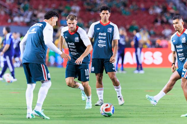 October 6, 2026, Los Angeles, California, USA: Santiago Gimenez 11 of Mexico chases after the ball during warm ups prior to their International Friendly, Länderspiel, Nationalmannschaft match against Chile at the Los Angeles Memorial Coliseum on Tuesday October 6, 2026 in Los Angeles, California. ARIANA RUIZ PI Los Angeles USA - ZUMAp124 20261006_zaa_p124_079 Copyright: xArianaxRuizx