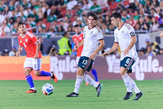 October 6, 2026, Los Angeles, California, USA: Erik Lira 6 of Mexico passes the ball to Dagoberto Espinoza 13 during an International Friendly, Länderspiel, Nationalmannschaft match against Chile at the Los Angeles Memorial Coliseum on Tuesday October 6, 2026 in Los Angeles, California. ARIANA RUIZ PI Los Angeles USA - ZUMAp124 20261006_zaa_p124_080 Copyright: xArianaxRuizx