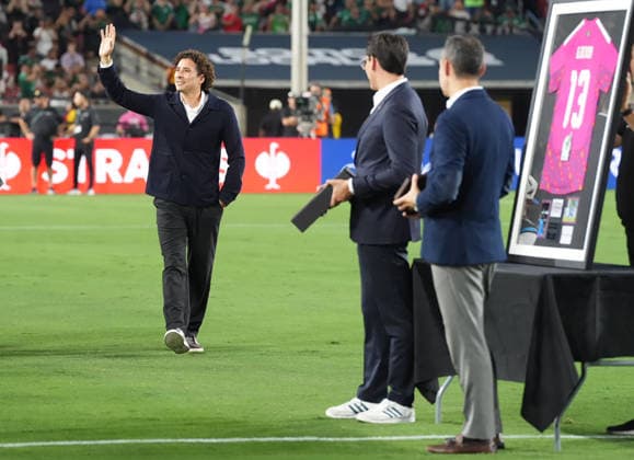 Guillermo ‘Memo’ Ochoa waves to the crowd during a tribute to his career, prior to the friendly match between Mexico and Chile at the Memorial Coliseum in Los Angeles, United States, 06 October 2026. Memo Ochoa is honored for his career during the Mexico-Chile friendly !ACHTUNG: NUR REDAKTIONELLE NUTZUNG!  Copyright: xÓmarxAlonsox AME3616 20261007-55021609021_1