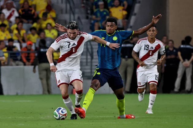 MIAMI, FL - OCTOBER 06: Adrian Ugarriza 7 of Peru and Jhon Solis 14 of Colombia battle for a ball during an International Friendly, Länderspiel, Nationalmannschaft soccer match between Colombia and Peru at NU Stadium on October 06, 2026 in Miami, Florida.(Photo by Chris Arjoon Icon Sportswire) SOCCER: OCT 06 Colombia vs Peru EDITORIAL USE ONLY Icon2610060000025