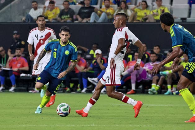 MIAMI, FL - OCTOBER 06: Gustavo Puerta 8 of Colombia and Jhonny Vidales 27 of Peru battle for a ball during an International Friendly, Länderspiel, Nationalmannschaft soccer match between Colombia and Peru at NU Stadium on October 06, 2026 in Miami, Florida.(Photo by Chris Arjoon Icon Sportswire) SOCCER: OCT 06 Colombia vs Peru EDITORIAL USE ONLY Icon2610060000026