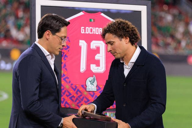 October 6, 2026, Los Angeles, California, USA: Mexico goalkeeper Guillermo Ochoa is honored during the â€oeThank You, Memo†retirement ceremony prior to the International Friendly, Länderspiel, Nationalmannschaft match between Mexico and Chile at the Los Angeles Memorial Coliseum on Tuesday, October 6, 2026, in Los Angeles, California. JAVIER ROJAS PI Los Angeles USA - ZUMAp124 20261006_zaa_p124_089 Copyright: xJavierxRojasx