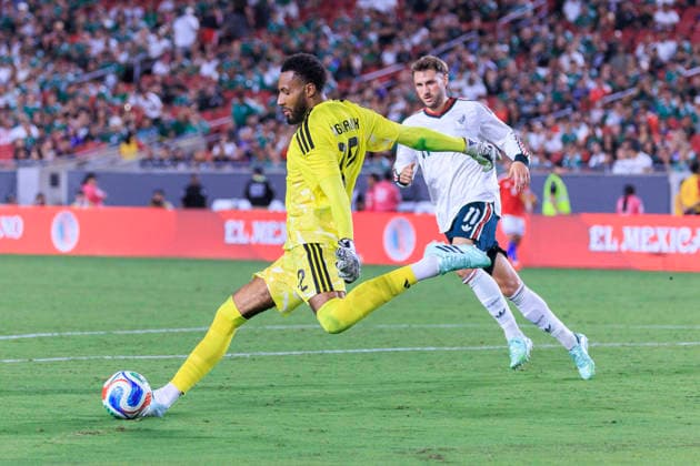 October 6, 2026, Los Angeles, California, USA: Goalkeeper, Lawrence Vigouroux 12 of Chile passes the ball as Santiago Gimenez 11 of Mexico attempts to intercept during an International Friendly, Länderspiel, Nationalmannschaft match at the Los Angeles Memorial Coliseum on Tuesday October 6, 2026 in Los Angeles, California. Mexico loses to Chile, 0-2. ARIANA RUIZ PI Los Angeles USA - ZUMAp124 20261006_zaa_p124_095 Copyright: xArianaxRuizx