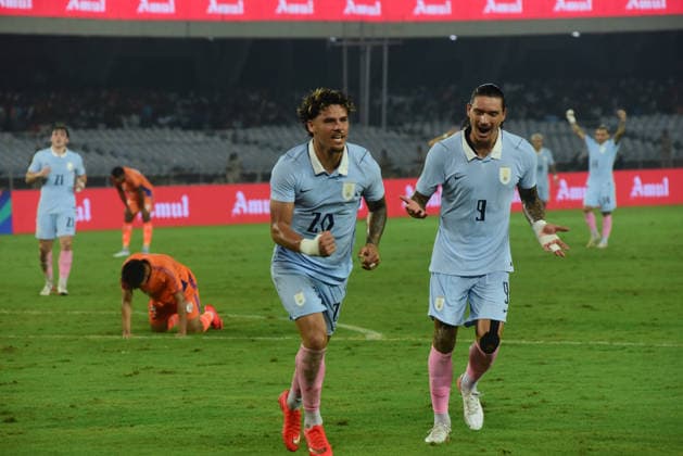 India v Uruguay - FIFA International Friendly, Länderspiel, Nationalmannschaft Match Uruguay s Maximiliano Araujo celebrates with teammate Darwin Nunez after scoring a goal during the international friendly football match between India and Uruguay at the Vivekananda Yuba Bharati Krirangan (Salt Lake Stadium) in Kolkata, West Bengal, India, on October 6, 2026. Kolkata India  Copyright: xDebajyotixChakrabortyx originalFilename:chakraborty-notitle261006_np14D.jpg