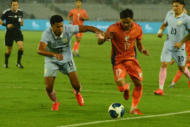 India v Uruguay - FIFA International Friendly, Länderspiel, Nationalmannschaft Match India s Edmund, right, and Uruguay s Mourino, left, compete for the ball during the international friendly football match between India and Uruguay at the Vivekananda Yuba Bharati Krirangan in Kolkata, India, on October 6, 2026. Kolkata India  Copyright: xDebajyotixChakrabortyx originalFilename:chakraborty-notitle261006_npIQc.jpg