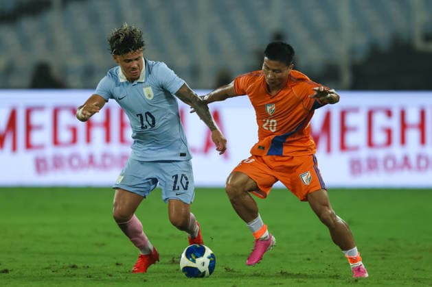 India v Uruguay - FIFA International Friendly, Länderspiel, Nationalmannschaft Match Hmingthanmawia Ralte of India and Maximiliano Araujo of Uruguay take the field during the India football friendly match between India and Uruguay at the Vivekananda Yuba Bharati Krirangan (VYBK) Stadium in Kolkata, India, on October 6, 2026. KOLKATA West Bengal India  Copyright: xShubhajitxRoyxKarmakarx originalFilename:roykarmakar-indiavsu261006_npQi7.jpg