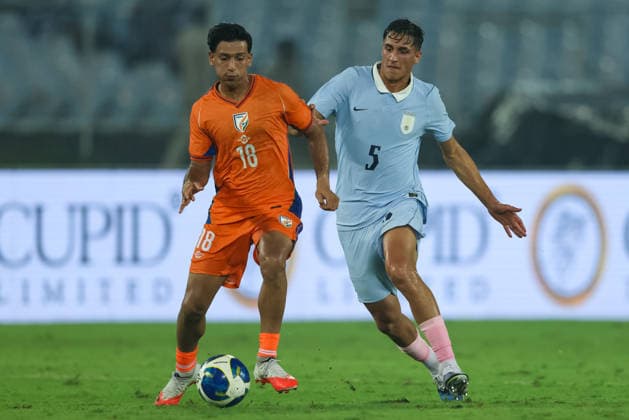 India v Uruguay - FIFA International Friendly, Länderspiel, Nationalmannschaft Match Facundo Bernal of Uruguay and Sahal Abdul Samad of India are pictured during the 2026 football friendly match between India and Uruguay at the Vivekananda Yuba Bharati Krirangan (VYBK) Stadium in Kolkata, India, on October 6, 2026. KOLKATA West Bengal India  Copyright: xShubhajitxRoyxKarmakarx originalFilename:roykarmakar-indiavsu261006_npu2V.jpg