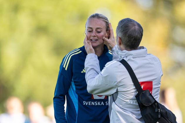 October 7, 2026: Amanda Ilestedt of the Swedish women’s national soccer team receives medical attention during a training session on October 7, 2026 in Stockholm. Photo by Emma Wallskog, BILDBYRAN, code EW EW0716: soccer, football, fotball, World Cup qualifiers, FIFA Women’s World Cup qualifier, training, Sweden, women’s team, bbeng  Copyright: EMMAxWALLSKOG BB261007EW004