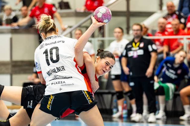 October 7, 2026, GER, Handball, Women, 2026–2027 Season, Alsco 1st Division, Matchday 5, Thüringer HC vs. HSG Blomberg Lippe, Maxi Muehlner (HSG Blomberg Lippe), Luca Csikos (Thüringer HC), 5, 99947 Bad Langensalza, Salza, Halle, Mehrz Sports Hall, Thuringia, Germany