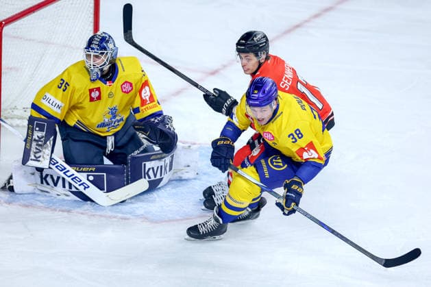 October 7, 2026, Ice Hockey, CHL, Kölner Haie vs. Blue Fox Herning, Champions Hockey League 2026–27, Matchday 5, 2026–27 Season, Lanxess Arena, Cologne: Jan Luca Sennhenn of the Kölner Haie (No. 17) in a battle against Morten Bang Poulsen of Blue Fox Herning (No. 38) next to Janis Fecers of Blue Fox Herning (No. 35), North Rhine-Westphalia, Germany