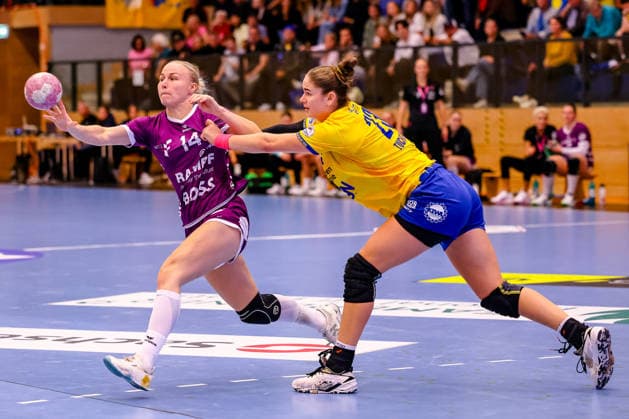 Lotta Roepcke (TusSies Metzingen, No. 14) passes the ball; one-on-one battle, duel, struggle with Marlene Tucholke (HC Leipzig, No. 23), GER, HC Leipzig vs. TusSies Metzingen, handball, ALSCO Women’s Handball Bundesliga, Matchday 5, 2026–2027 season, October 7, 2026, GER, HC Leipzig vs. TusSies Metzingen, handball, ALSCO Women’s Handball Bundesliga, Matchday 5, 2026–2027 season, October 7, 2026, Markranstaedt Copyright: xEibner-Pressefoto LauraxRoemerx EP_LRR