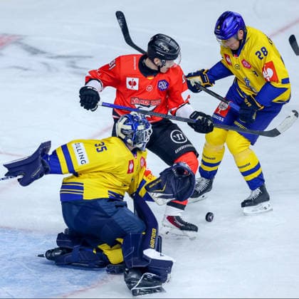 October 7, 2026, Ice Hockey, CHL, Kölner Haie vs. Blue Fox Herning, Champions Hockey League 2026–27, Matchday 5, 2026–27 Season, Lanxess Arena, Cologne; Mateu Späth, Kölner Haie 81, in a battle against Janis Fecers, Blue Fox Herning 35; Emil Lojborg Kristensen, Blue Fox Herning 28; North Rhine-Westphalia, Germany