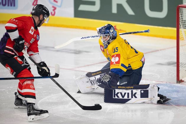 CHL Cologne Sharks vs. Herning Blue Fox, Cologne, October 7, 2026: Marcel Noebels (Cologne Sharks), forward, 92; Janis Fecers (Herning Blue Fox), goaltender, 35. CHL: Cologne Sharks vs. Herning Blue Fox on October 7, 2026, at the Lanxess Arena in Cologne, Germany Copyright: xBEAUTIFULxSPORTS AndreasxDickx