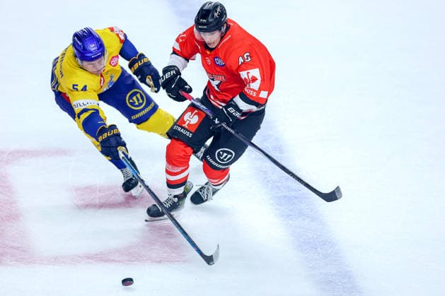 October 7, 2026, Ice Hockey, CHL, Kölner Haie vs. Blue Fox Herning, Champions Hockey League 2026–27, Matchday 5, 2026–27 Season, Lanxess Arena, Cologne: Matteus Vilmer Söderbom of Blue Fox Herning (No. 54) in a one-on-one battle against Noah Münzenberger of the Kölner Haie (No. 64), North Rhine-Westphalia, Germany