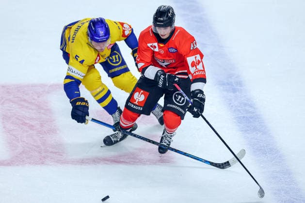 October 7, 2026, Ice Hockey, CHL, Kölner Haie vs. Blue Fox Herning, Champions Hockey League 2026–27, Matchday 5, 2026–27 Season, Lanxess Arena, Cologne: Matteus Vilmer Söderbom of Blue Fox Herning (No. 54) in a one-on-one battle against Noah Münzenberger of the Kölner Haie (No. 64), North Rhine-Westphalia, Germany