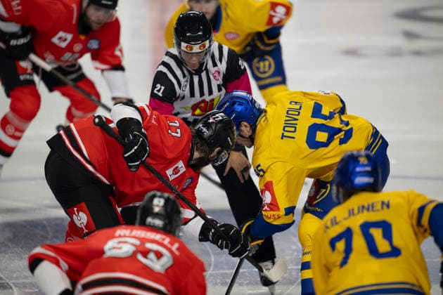 CHL Cologne Sharks vs. Herning Blue Fox, Cologne, October 7, 2026 Ryan Macinnis, Kölner Haie, forward; Seedo Janssen, head referee; 9:45 p.m. CHL Kölner Haie vs. Herning Blue Fox on October 7, 2026, at the Lanxess Arena in Cologne, Germany Copyright: xBEAUTIFULxSPORTS AndreasxDickx