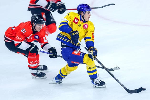 October 7, 2026, Ice Hockey, CHL, Kölner Haie vs. Blue Fox Herning, Champions Hockey League 2026–27, Matchday 5, 2026–27 Season, Lanxess Arena, Cologne; Mateu Späth (Cologne Sharks, No. 81) in a battle against Hjalte Kruse Thomsen (Blue Fox Herning, No. 21); North Rhine-Westphalia, Germany