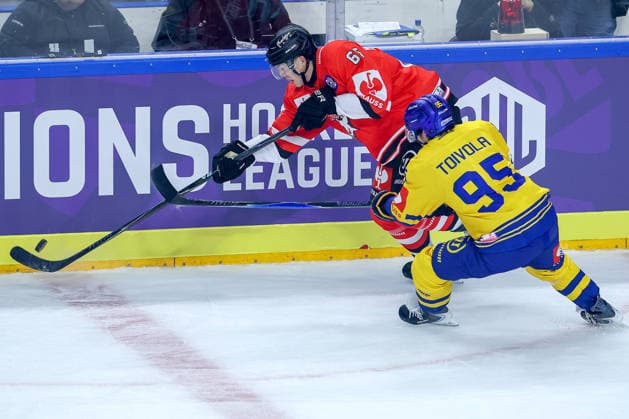 October 7, 2026, Ice Hockey, CHL, Kölner Haie vs. Blue Fox Herning, Champions Hockey League 2026–27, Matchday 5, 2026–27 Season, Lanxess Arena, Cologne; Marco Münzenberger of the Kölner Haie ’65 battles Artturi Mikael Toivola of Blue Fox Herning ’95; North Rhine-Westphalia, Germany