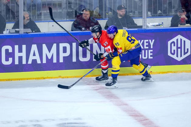 October 7, 2026, Ice Hockey, CHL, Kölner Haie vs. Blue Fox Herning, Champions Hockey League 2026–27, Matchday 5, 2026–27 Season, Lanxess Arena, Cologne; Marco Münzenberger of the Kölner Haie ’65 in a duel against Artturi Mikael Toivola of Blue Fox Herning ’95 in front of the CHL logo; North Rhine-Westphalia, Germany