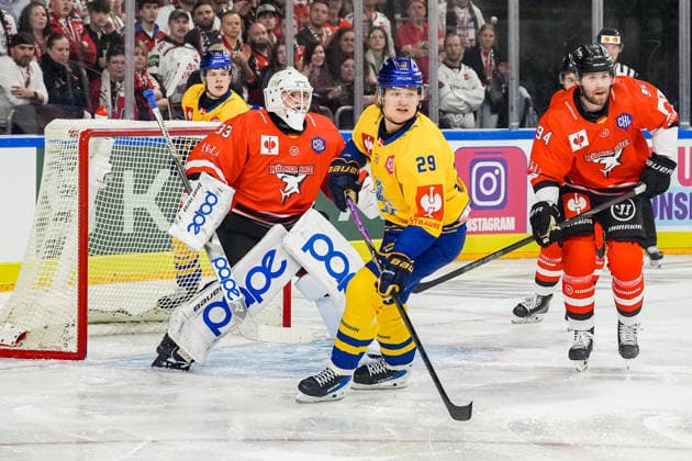 Ice Hockey CHL, Matchday 5: Kölner Haie vs. Herning Blue Fox on October 7, 2026, at the Lanxess Arena in Cologne. Nico Wiens (Cologne), left; Lukas Bang (Przemieslo Herning), center; Robin Press (Cologne), right xDMx