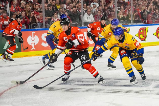 Ice Hockey CHL, Matchday 5: Kölner Haie vs. Herning Blue Fox on October 7, 2026, at the Lanxess Arena in Cologne. Carlos Händel (Cologne), left; Valdemar Bilgrav (Herning), right xDMx
