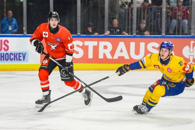 Ice Hockey CHL, Matchday 5: Kölner Haie vs. Herning Blue Fox on October 7, 2026, at the Lanxess Arena in Cologne. Noah Münzenberger (Cologne), left; Hjalte Kruse Thomsen (Herning), right xDMx