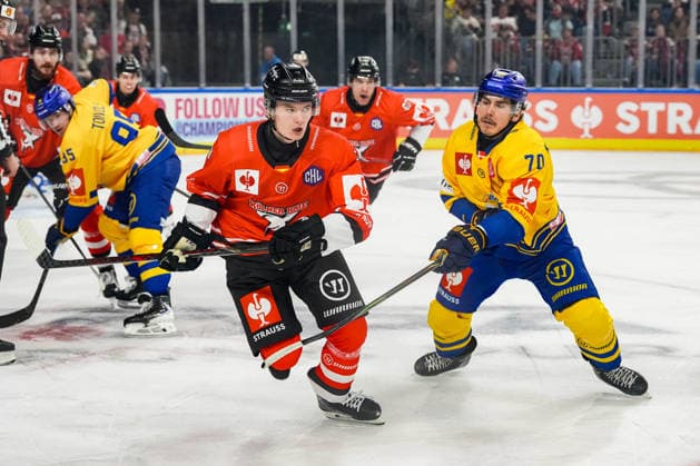 Ice Hockey CHL, Matchday 5: Kölner Haie vs. Herning Blue Fox on October 7, 2026, at the Lanxess Arena in Cologne. Carlos Händel (Cologne), left; Oliver Otto and Einar Kiljunen (Herning), right xDMx