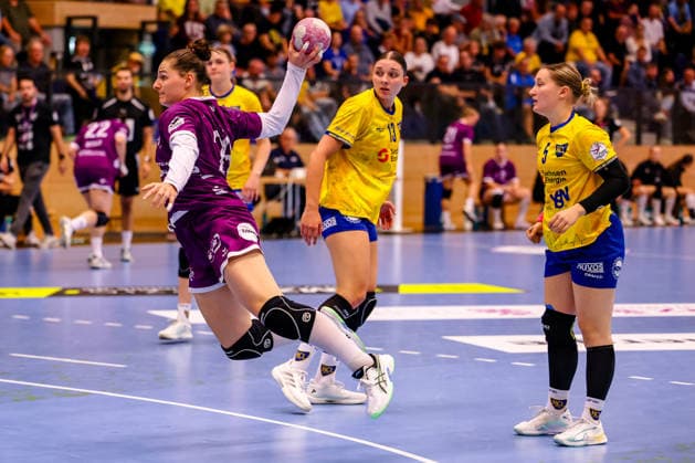 Svenja Huebner of TusSies Metzingen, No. 26, throws the ball, while Laura Sophie Klocke of HC Leipzig, No. 13, and Kim Angelina Lang of HC Leipzig, No. 05, can only watch. GER, HC Leipzig vs. TusSies Metzingen, Handball, ALSCO Women’s Handball Bundesliga, Matchday 5, 2026–2027 season, October 7, 2026, GER, HC Leipzig vs. TusSies Metzingen, Handball, ALSCO Women’s Handball Bundesliga, Matchday 5, 2026–2027 season, October 7, 2026, Markranstädt Copyright: xEibner-Pressefoto LauraxRoemerx EP_LRR