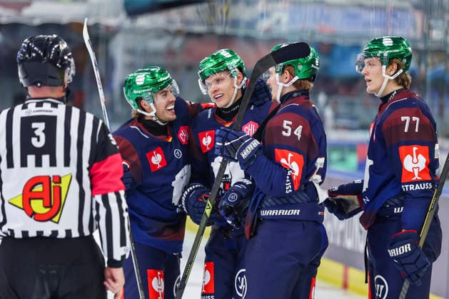 Ice hockey, Eishockey - CHL, EC RBS vs Berlin SALZBURG,AUSTRIA,07.OCT.26 - ICE HOCKEY - CHL, Champions Hockey League, group stage, EC Red Bull Salzburg vs Eisbaeren Berlin. Image shows the rejoicing of scorer Korbinian Geibel (Berlin) with his teammates.  GEPAxpictures xDavidxGeieregger
